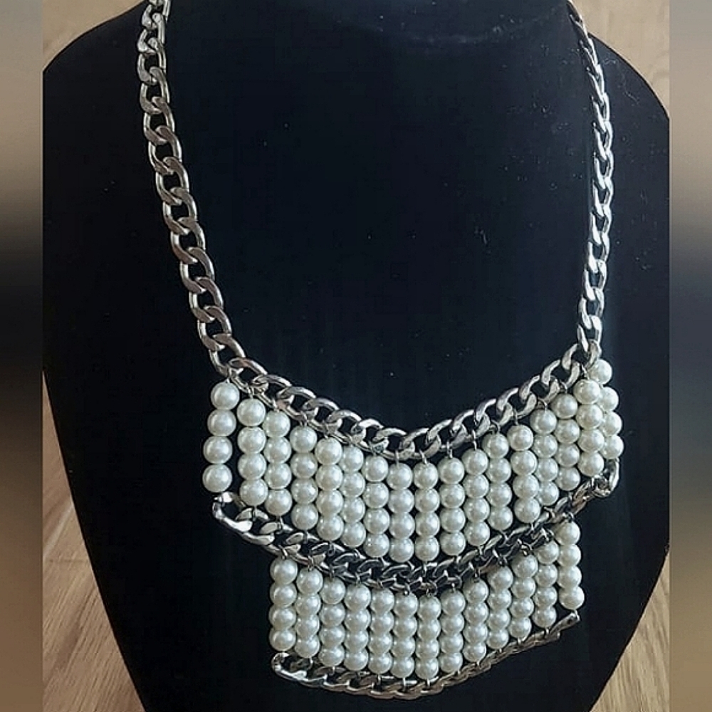 White Paparazzi Necklace. 🌴